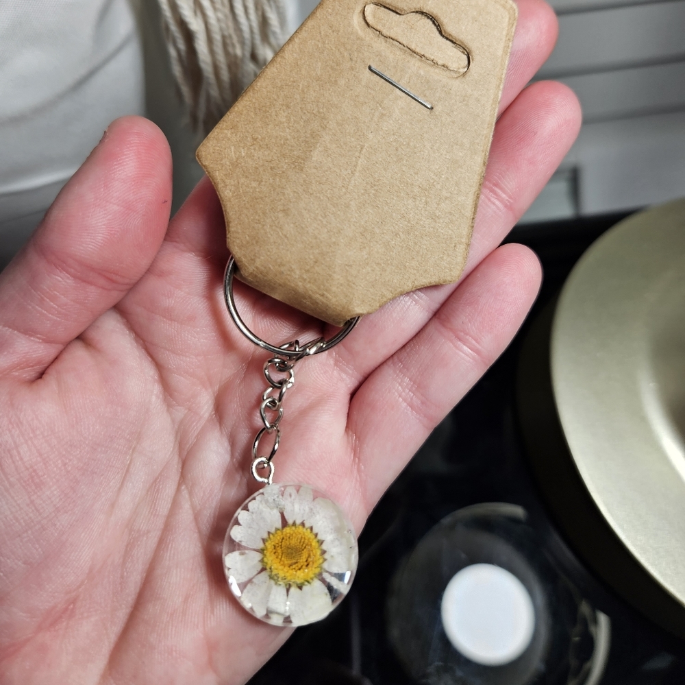 HAND CRAFTED Daisy Keychain.